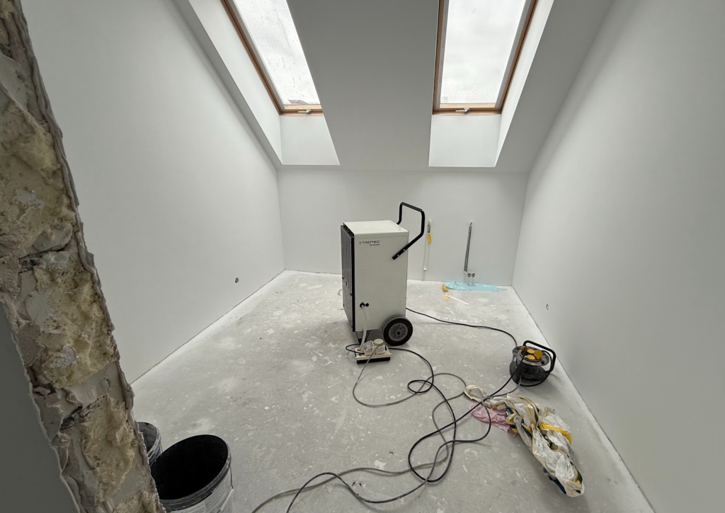 Zastosowanie profesjonalnych osuszaczy znacząco przyspiesza schnięcie tynków, gładzi i wylewek. Dzięki temu możliwe jest szybsze przejście do kolejnych etapów prac i uniknięcie problemów z wilgocią w przyszłości.