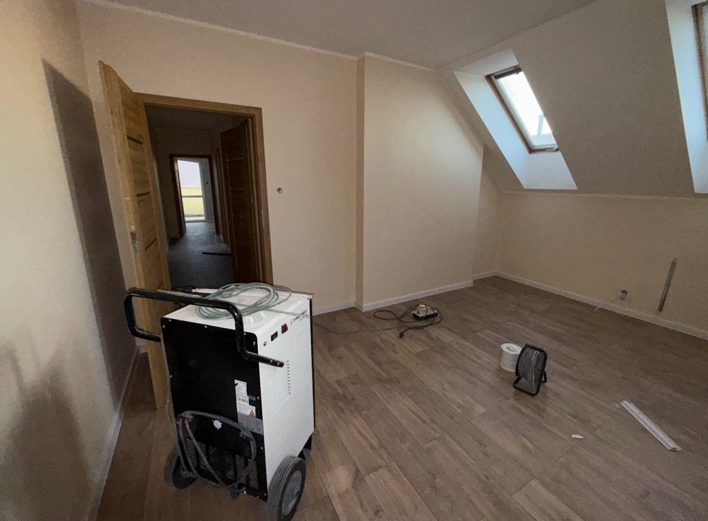 Podczas osuszania wykorzystujemy profesjonalne osuszacze i wentylatory, które przyspieszają usuwanie wilgoci z powietrza, ścian i podłóg. Dzięki temu pomieszczenie szybciej wraca do bezpiecznego i suchego stanu.