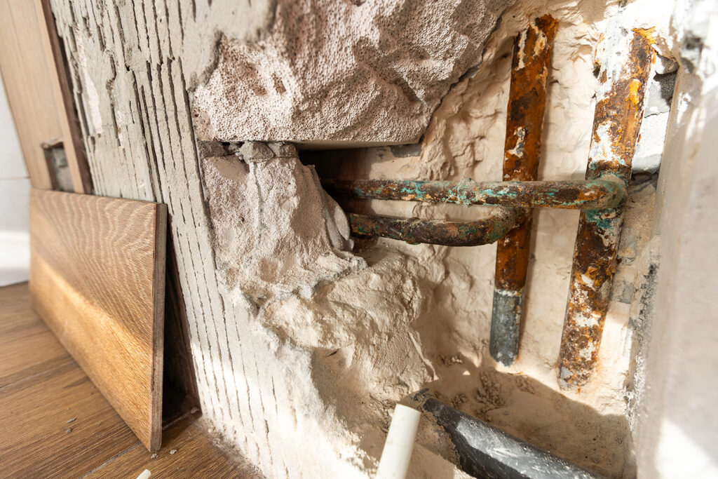 Usunięcie przyczyny zalania, np. naprawa uszkodzonej rury, nie rozwiązuje problemu wilgoci. Woda pozostaje w ścianach i posadzkach, dlatego konieczne jest profesjonalne osuszanie, które zapobiega rozwojowi pleśni i dalszym uszkodzeniom.